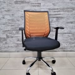 Кресло Barneo K-138 для персонала (черная ткань оранжевая сетка) в Когалыме - kogalym.mebel24.online | фото