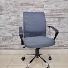 Кресло Barneo K-147 для персонала (серая ткань и сетка) в Когалыме - kogalym.mebel24.online | фото 1